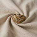 Inel decorativ auriu cu motiv floral