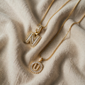 Set cu colier cu litere originale