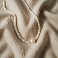 Colier elegant cu perle lucrat manual