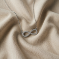 Colier cu pandantiv din aur alb și zirconiu în simbolul eternității